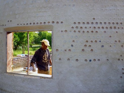 'Made in Nigeria': así es la primera casa del mundo hecha con botellas de plástico y a prueba de balas