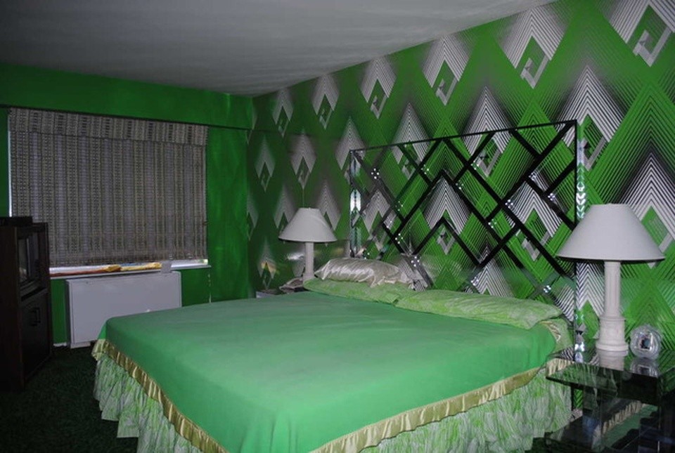 El dormitorio decorado usando el color verde