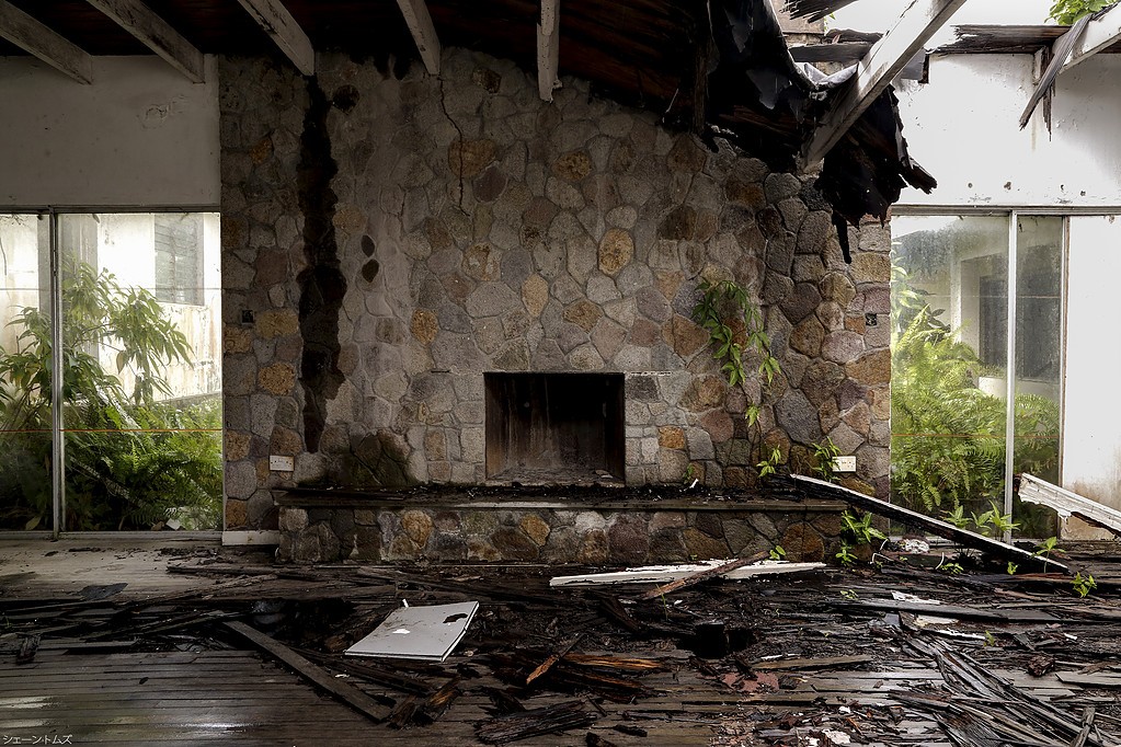 El edificio abandonado en el Caribe