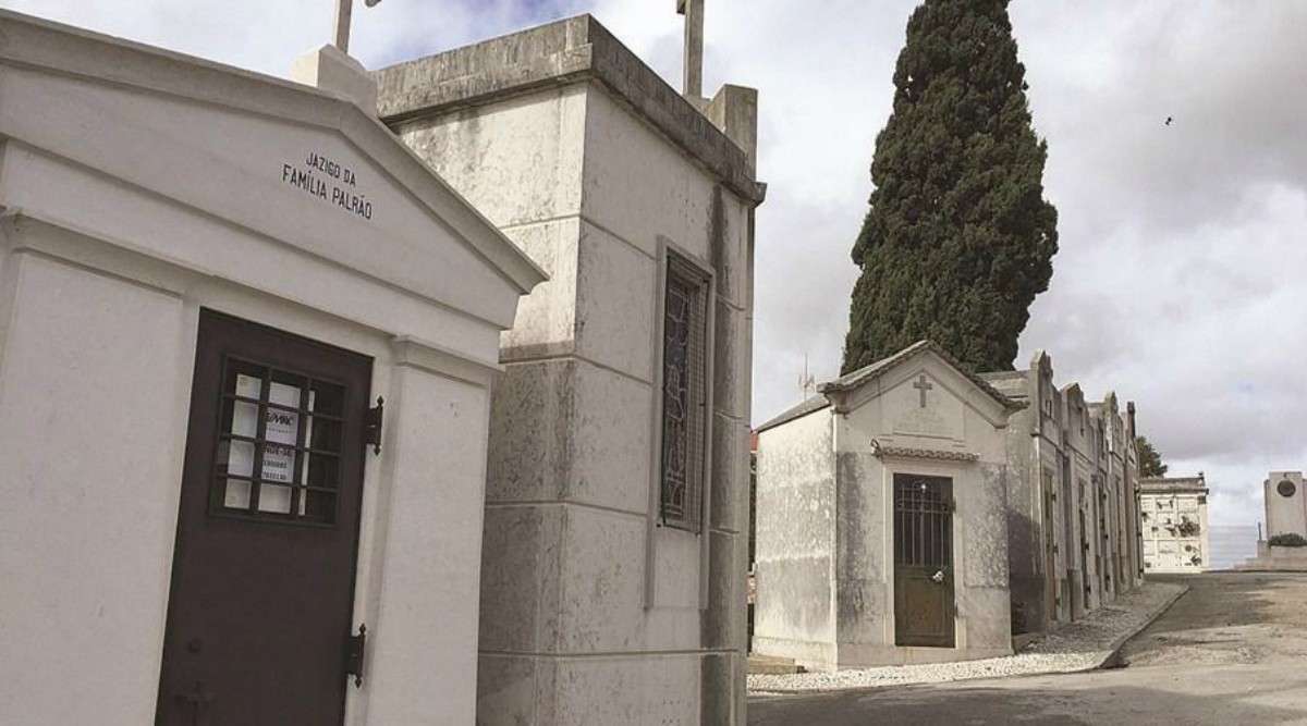 Panteón a la venta en el cementerio de Benfica