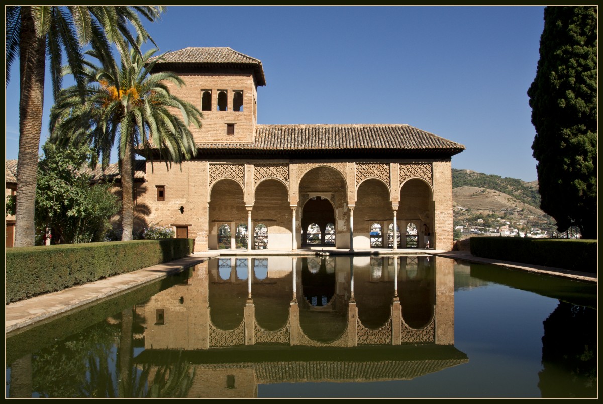 Patio de los Arrayanes en los palacios nazaríes - Alhambra Granada