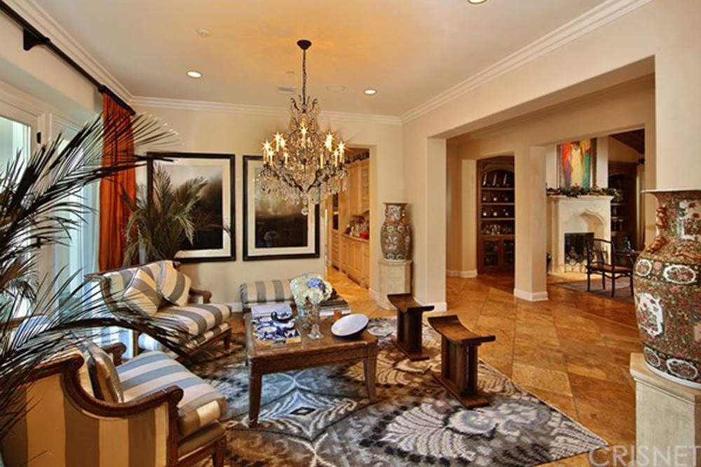 toni-braxton-house-sells-in-calabasas-ca-living-room-2