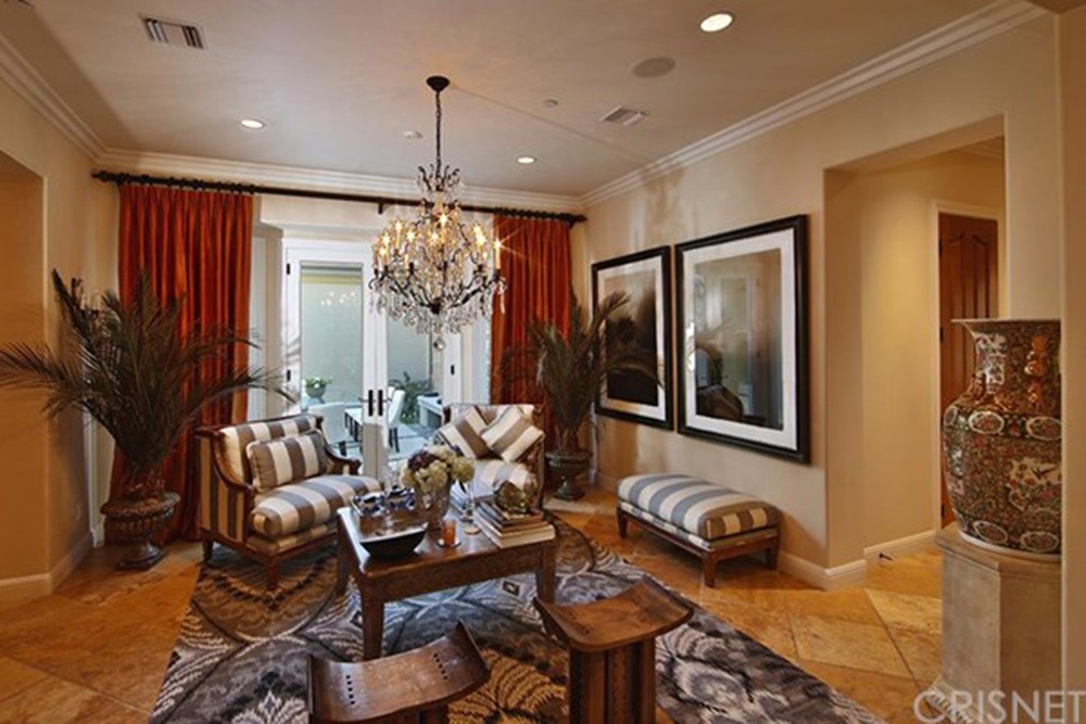 toni-braxton-house-sells-in-calabasas-ca-living-room-3