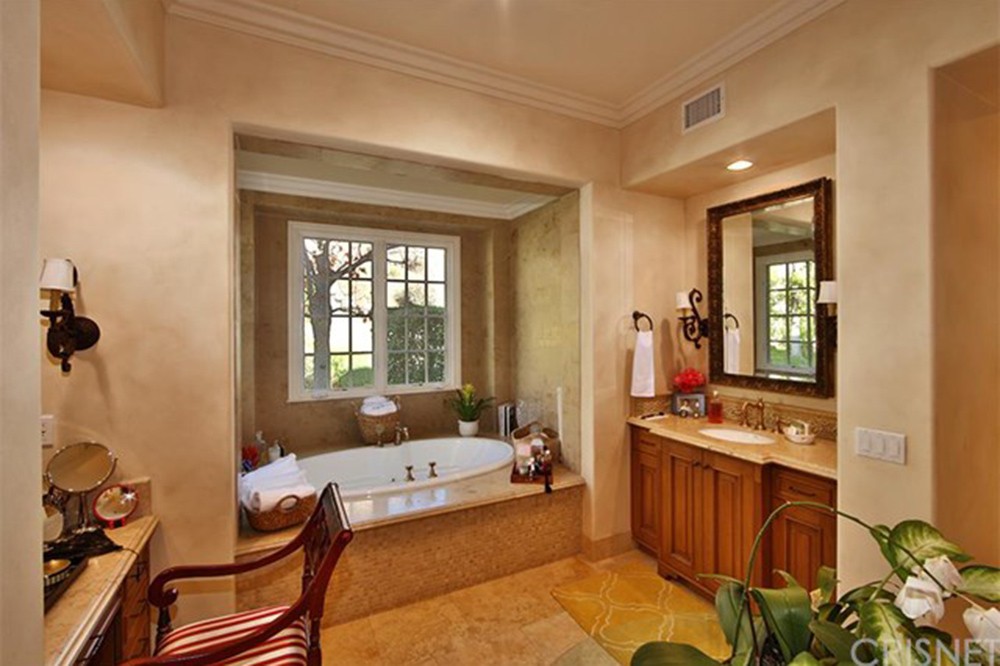 toni-braxton-house-sells-in-calabasas-ca-master-bathroom