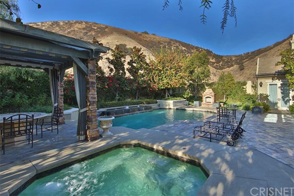 toni-braxton-house-sells-in-calabasas-ca-pool-2