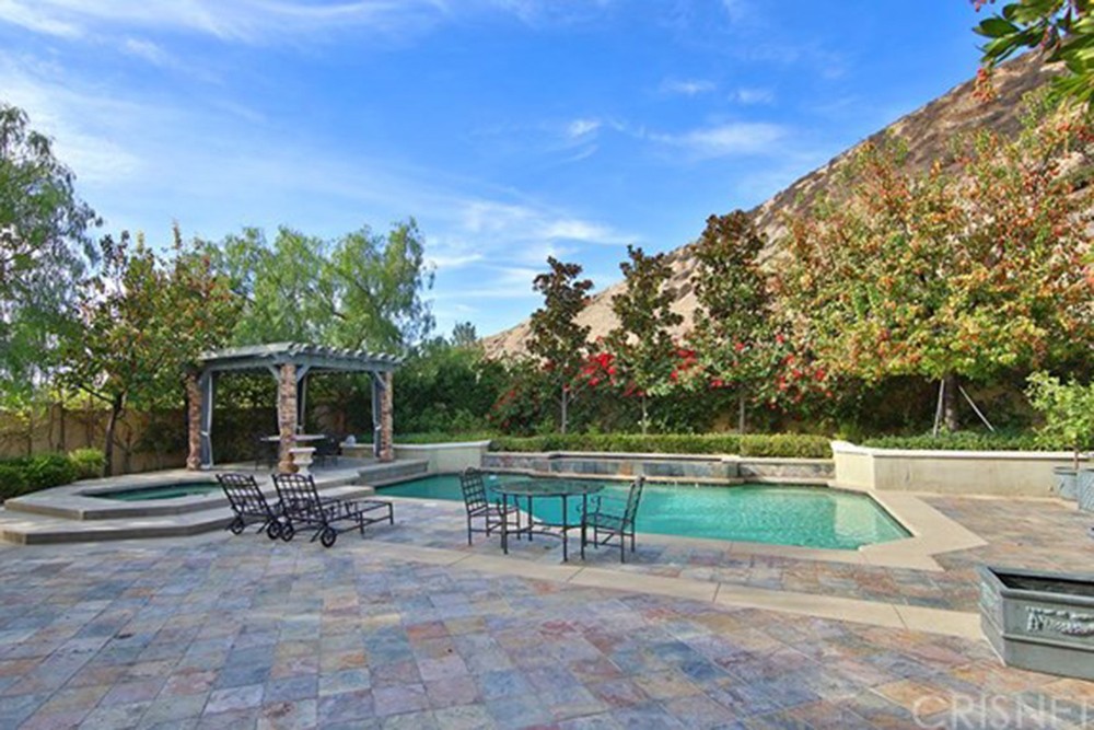 toni-braxton-house-sells-in-calabasas-ca-pool-3