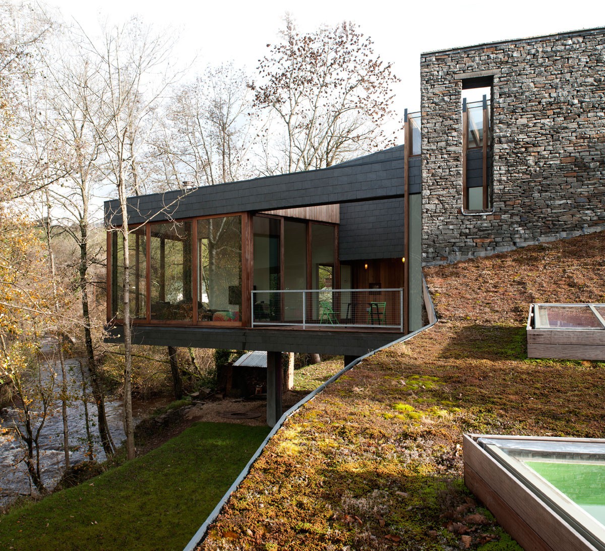 Tim Brotherton Casa sumergida en la naturaleza