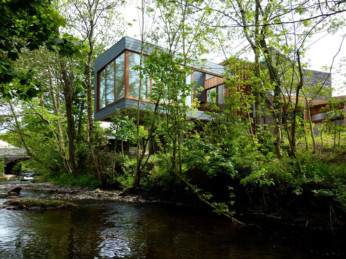 Tim Brotherton Casa construida sobre un río