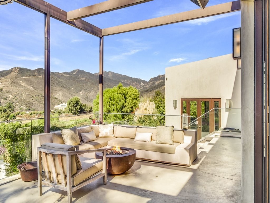 chris-hemsworth-elsa-pataky-buy-malibu-home11