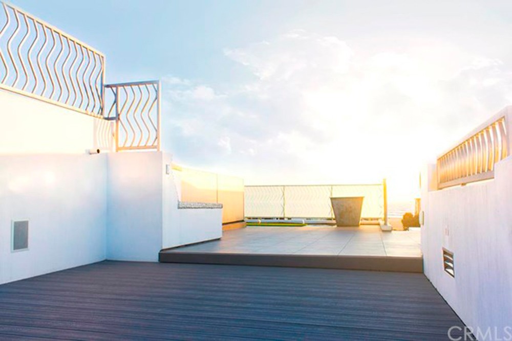 ice-cube-buys-house-in-marina-del-ray-ca-balcony