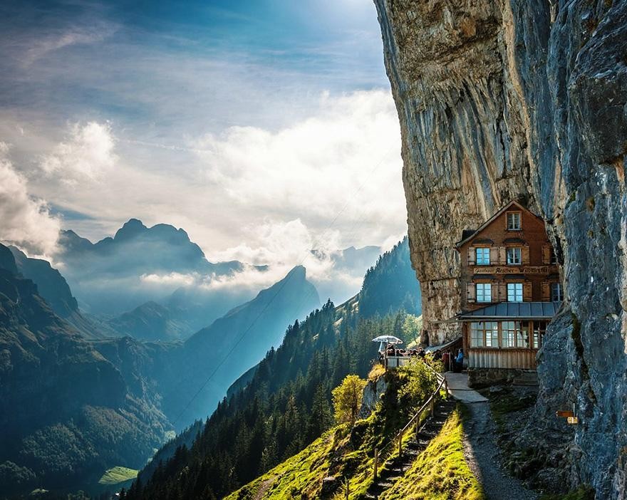Vivir bajo una gigantesca roca: casas y pueblos 'aplastados' por toneladas de piedra