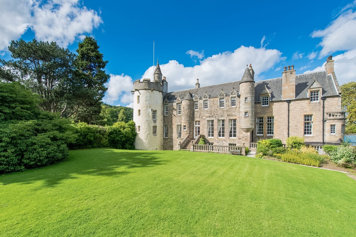 Los 7 castillos y palacios más 'top' a la venta en Europa (y uno está en Mallorca)