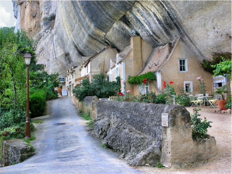 Vivir bajo una gigantesca roca: casas y pueblos 'aplastados' por toneladas de piedra