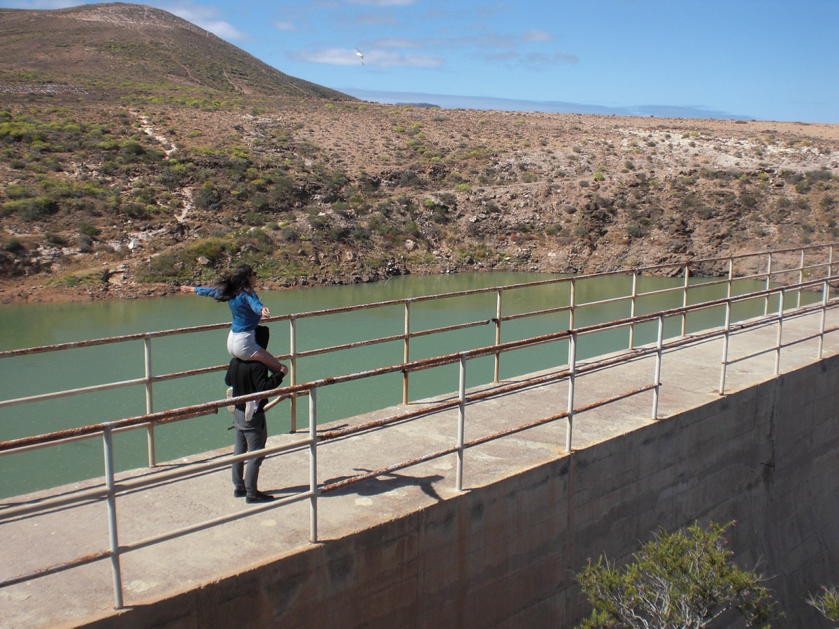 La presa de Mala, el embalse inútil por el que se escapa el agua como en una bañera sin tapón