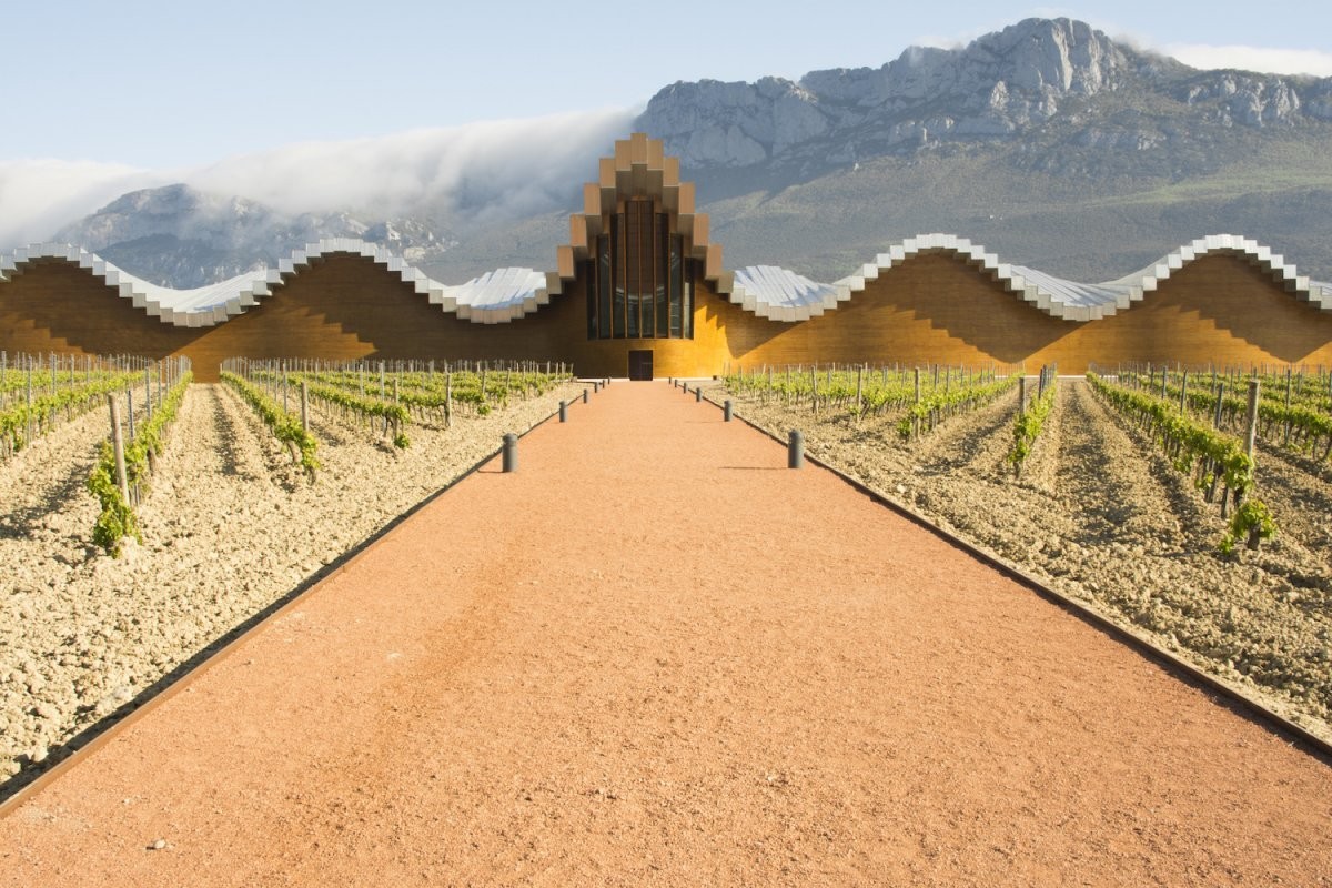 10 - Bodegas Ysios en La Rioja alavesa, España, de Santiago Calatrava. Alberto Loyo