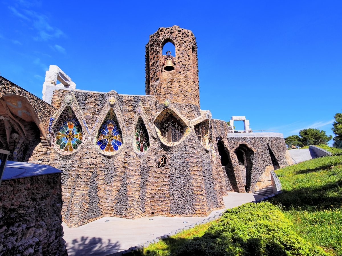 16 - La iglesia de Colònia Güell en Barcelona, España, de Antonio Gaudí. Karol Kozlowski