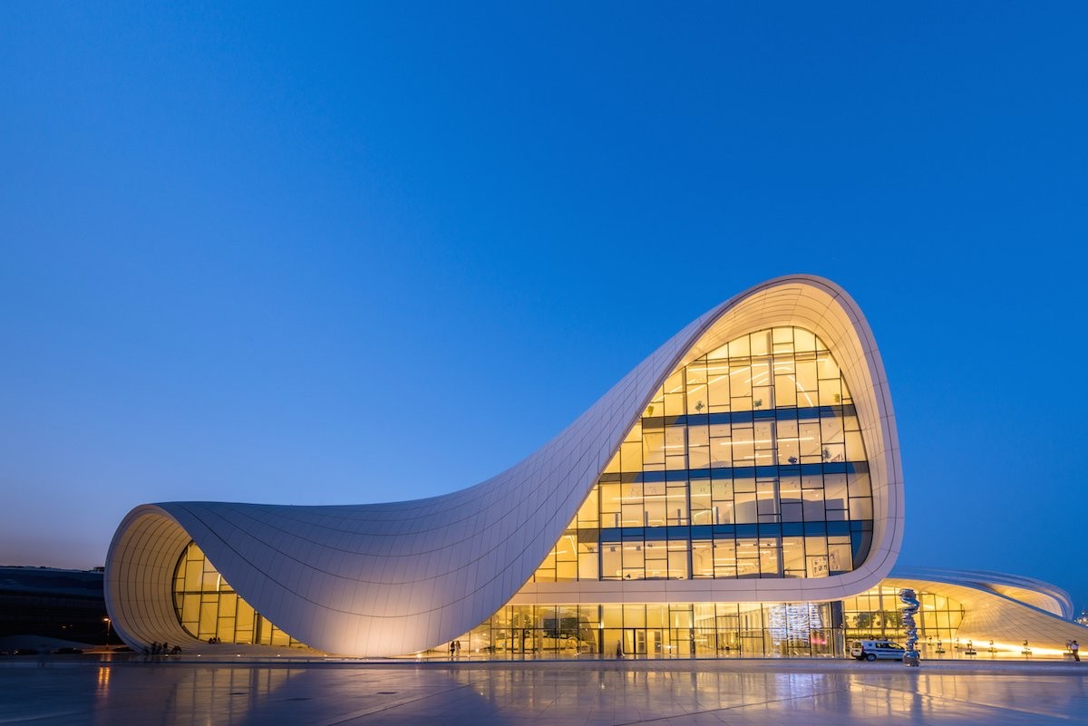 2 - Heydar Aliyev Centre en Baku, Azerbaijan, de Zaha Hadid. Elnur