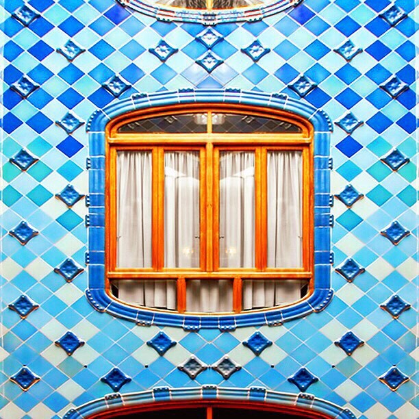 El ‘cazador de colores’ que se dedica a fotografiar las fachadas más llamativas de Europa