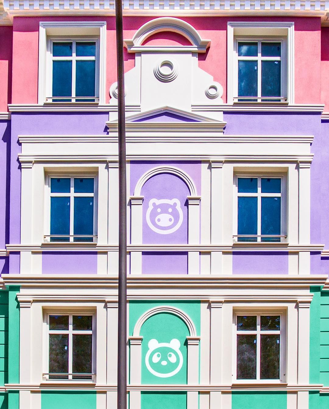 El ‘cazador de colores’ que se dedica a fotografiar las fachadas más llamativas de Europa