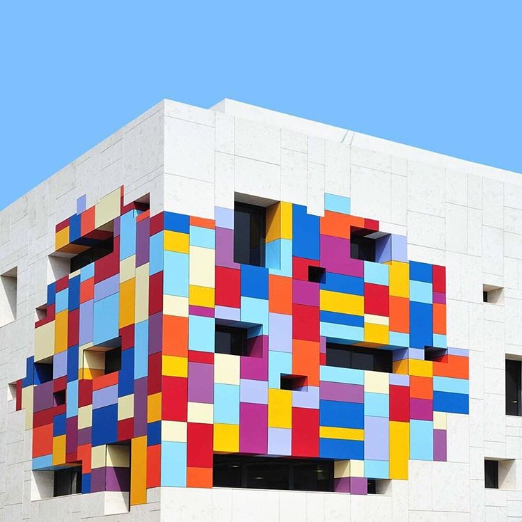 El ‘cazador de colores’ que se dedica a fotografiar las fachadas más llamativas de Europa