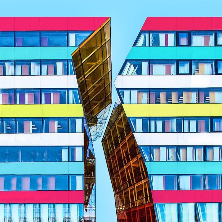 El ‘cazador de colores’ que se dedica a fotografiar las fachadas más llamativas de Europa