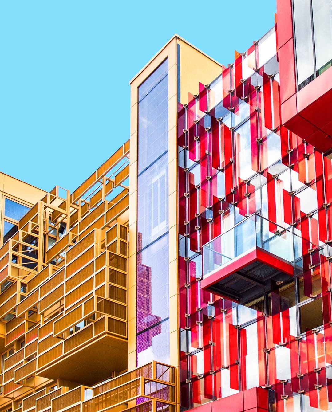 El ‘cazador de colores’ que se dedica a fotografiar las fachadas más llamativas de Europa