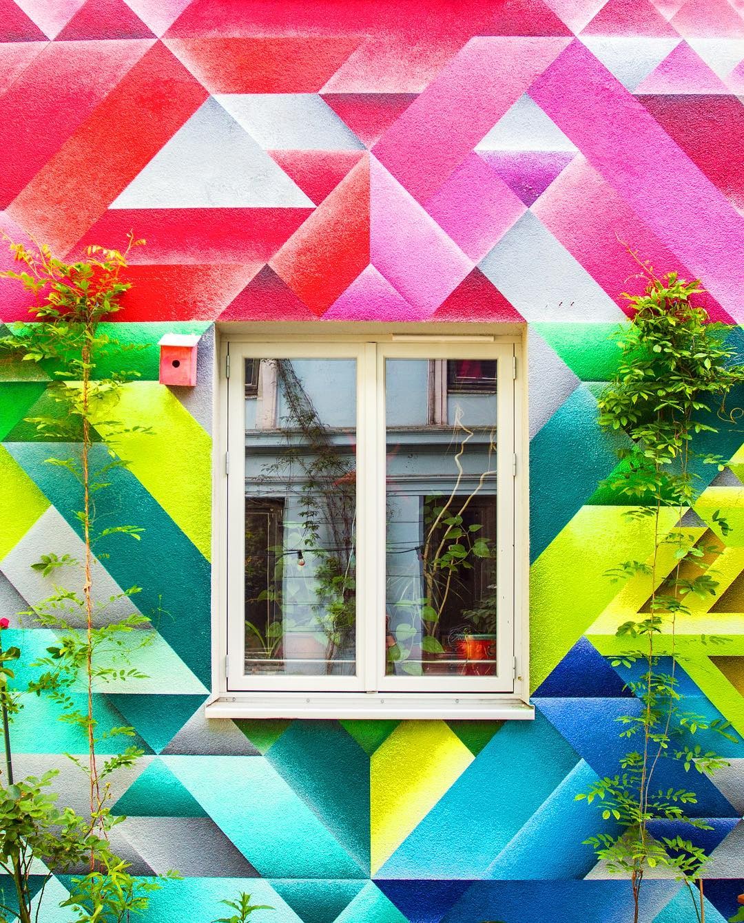 El ‘cazador de colores’ que se dedica a fotografiar las fachadas más llamativas de Europa