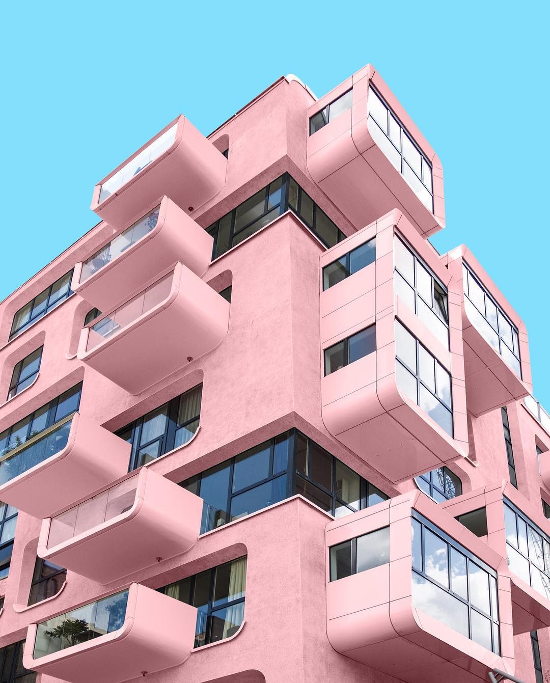 El ‘cazador de colores’ que se dedica a fotografiar las fachadas más llamativas de Europa