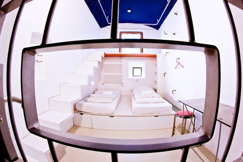 Hoteles con encanto: una noche tras las rejas de esta antigua cárcel reconvertida en hostel