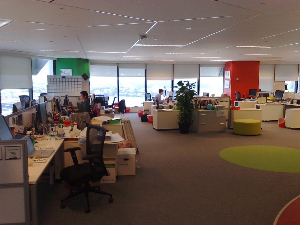 Sin paredes y con las sillas muy juntas: así es la oficina científicamente perfecta