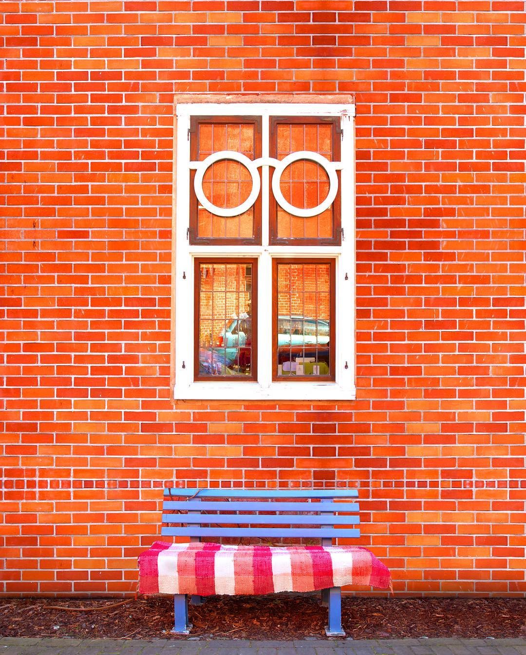 El ‘cazador de colores’ que se dedica a fotografiar las fachadas más llamativas de Europa