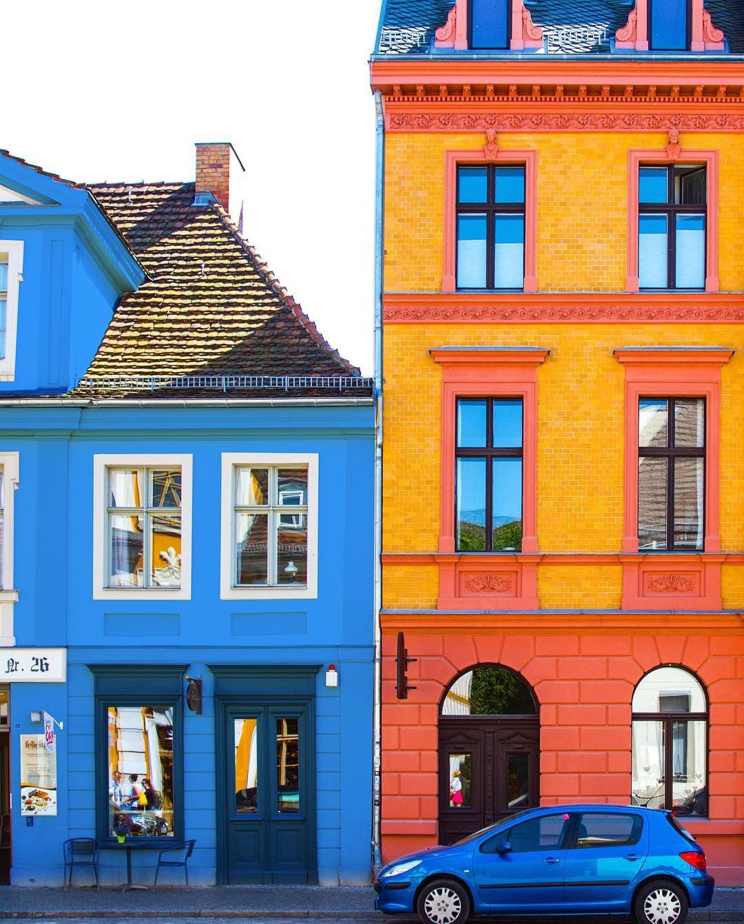 El ‘cazador de colores’ que se dedica a fotografiar las fachadas más llamativas de Europa