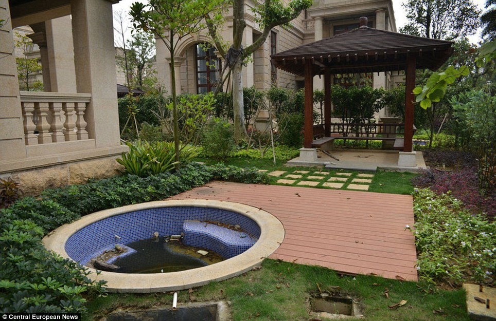 article-2610353-1d42373300000578-801_964x625