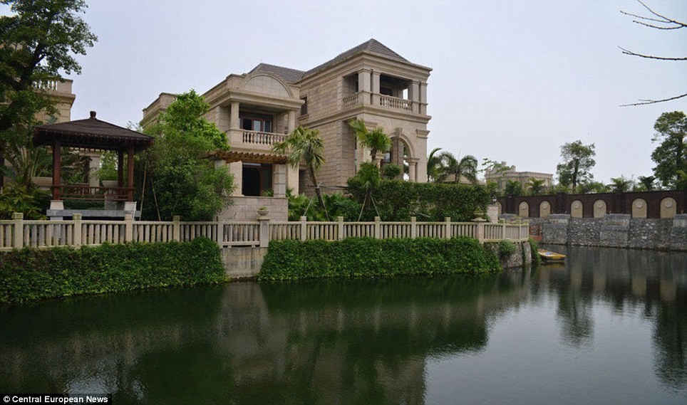 article-2610353-1d42374400000578-808_964x569