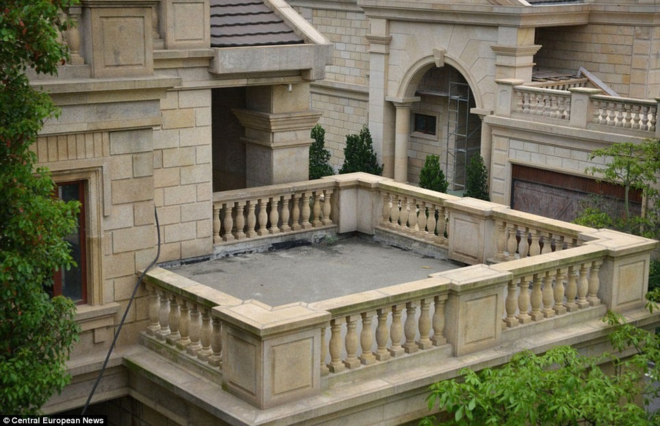 article-2610353-1d42374c00000578-767_964x622