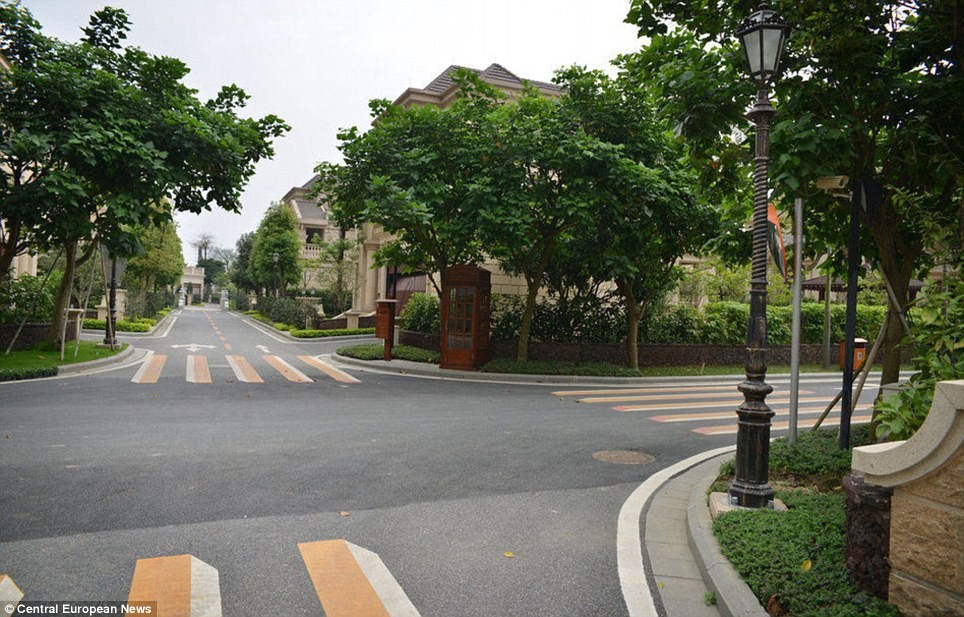 article-2610353-1d42375e00000578-547_964x617