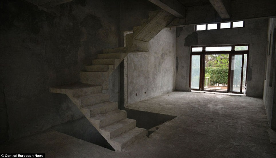 article-2610353-1d42377800000578-427_964x553