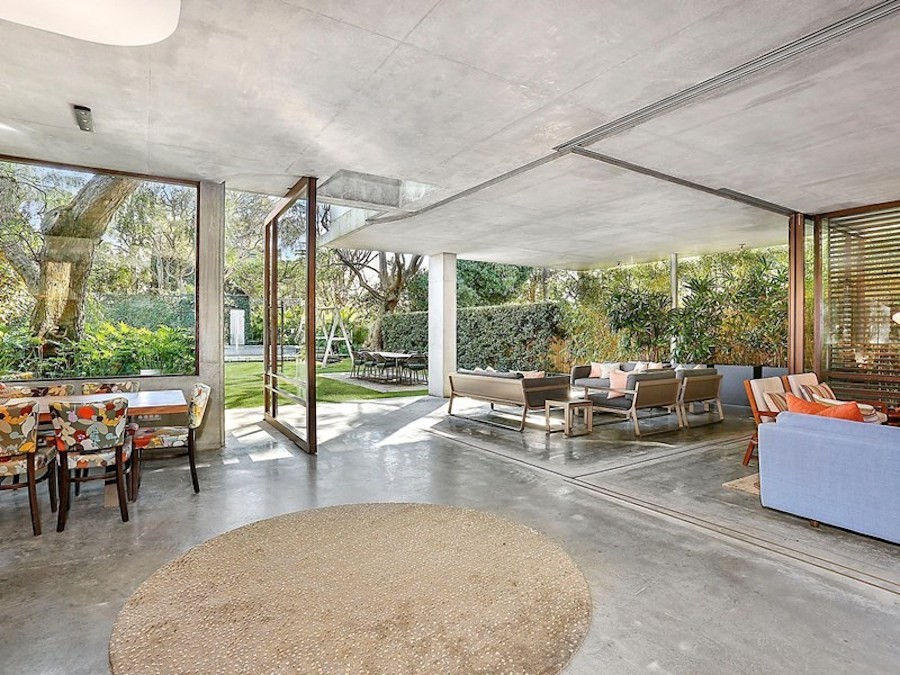 Nunca es demasiado grande: casas con superpuertas