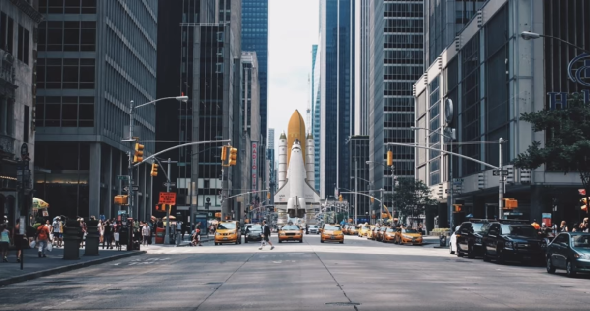 Un transbordador espacial (56 m de altura) en la quinta avenida de Nueva York apollo