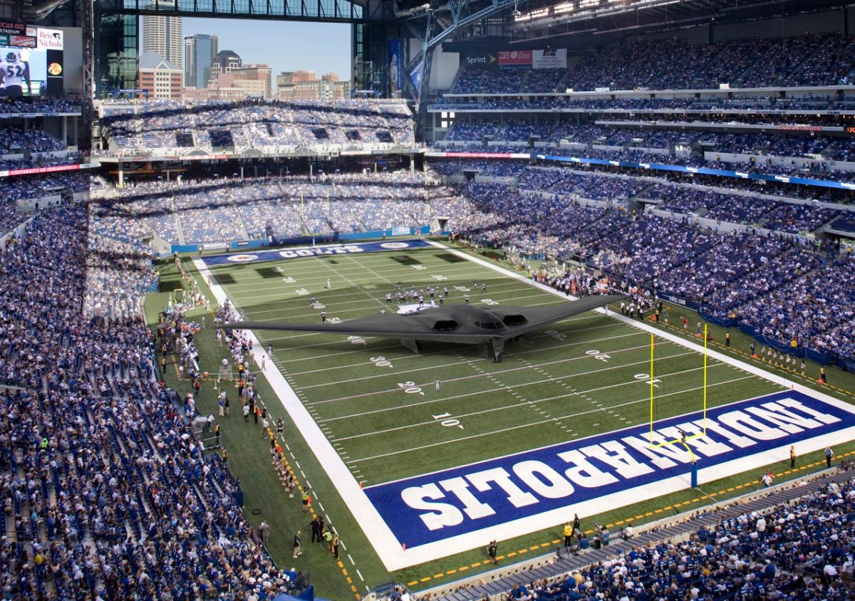 Un bombardero B-2 (52,4 m de envergadura) en el estadio del equipo de la NFL Indianapolis Colts avion