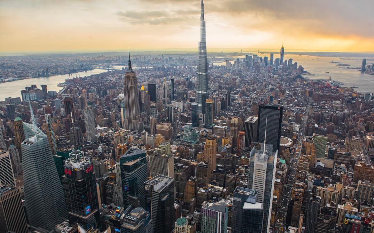 El rascacielos Burj Khalifa de Dubai (828 m de altura) junto al Empire State Building (381 m) burj