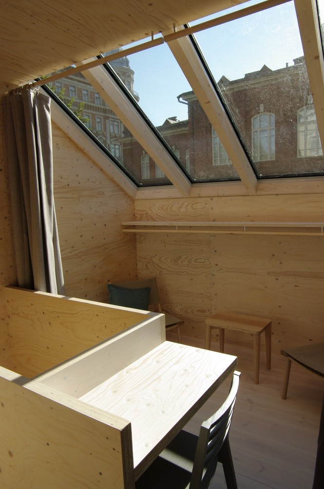 Interior de la casa con ventanas generosas para que entre la luz del sol casa-kokoon10