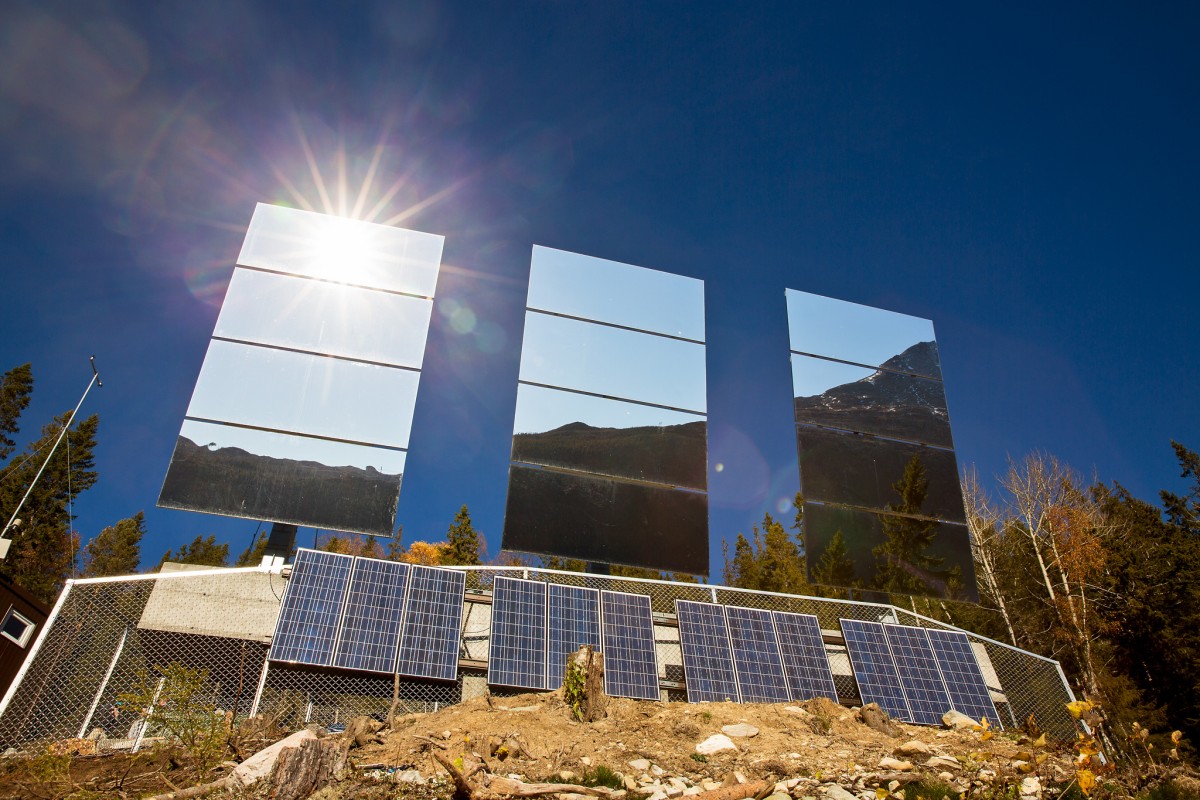 Estos pueblos utilizan espejos gigantescos para obtener luz del sol en invierno