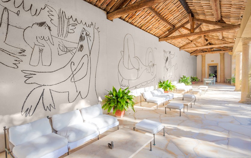 Una de las paredes de esta mansión vale más que toda tu casa: tiene frescos de Picasso