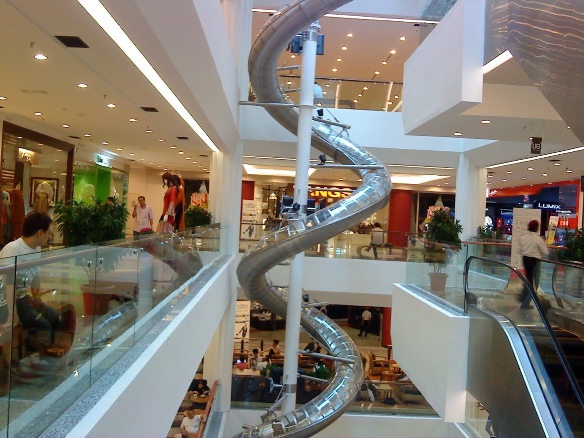 Cuando la ciudad es un parque de atracciones: 10 toboganes que te puedes encontrar por la calle