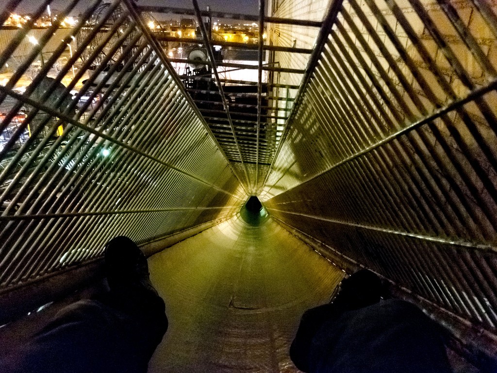 Cuando la ciudad es un parque de atracciones: 10 toboganes que te puedes encontrar por la calle