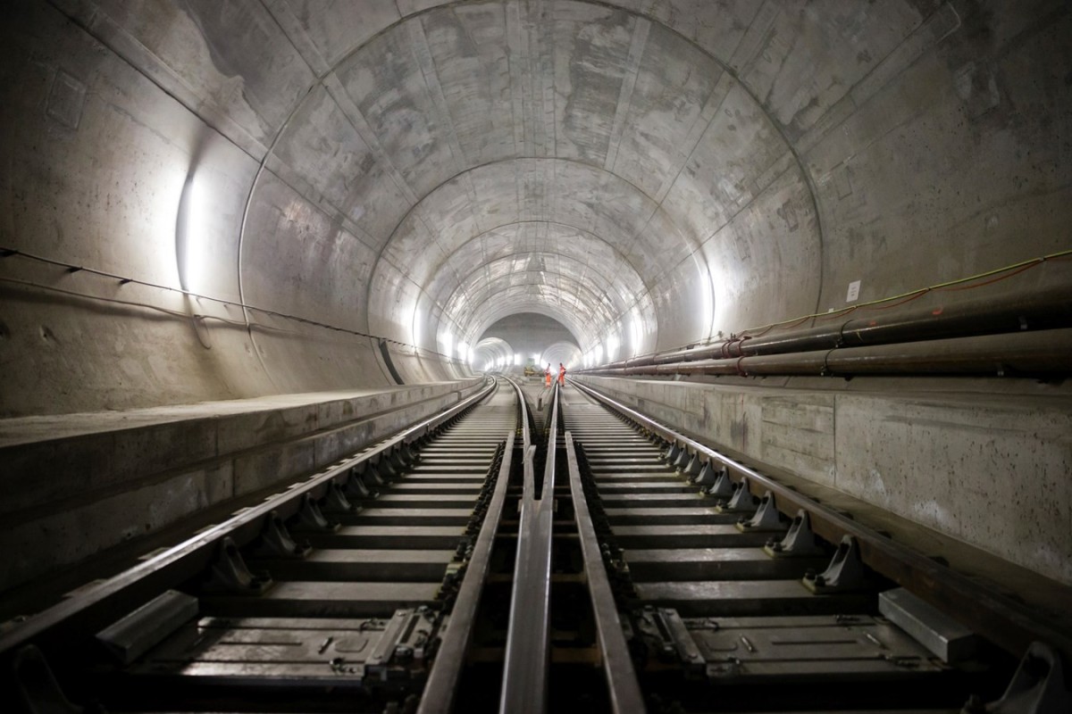 El mayor túnel ferroviario del mundo tiene 57 km de longitud y atraviesa los Alpes suizos