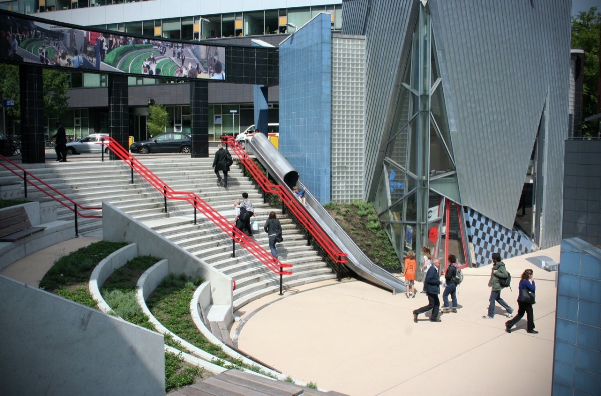 Cuando la ciudad es un parque de atracciones: 10 toboganes que te puedes encontrar por la calle
