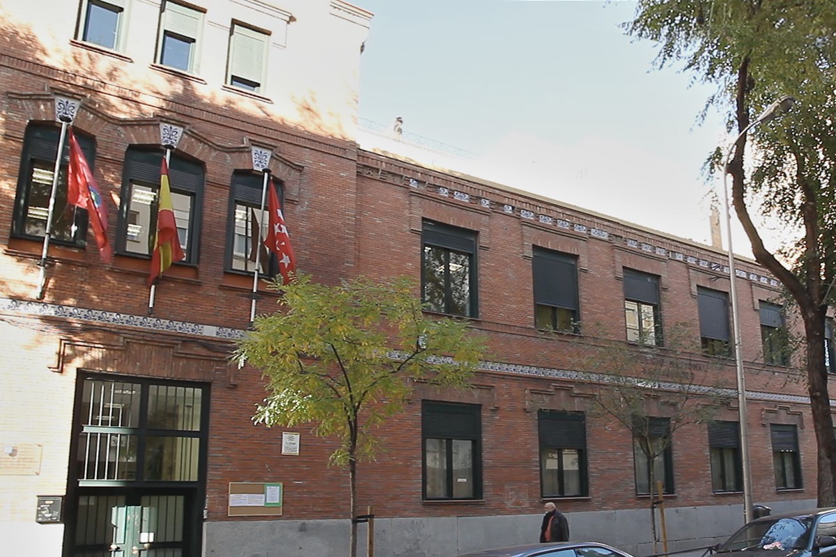 Paseo por el refugio de la Guerra Civil escondido bajo un centenario colegio de Madrid