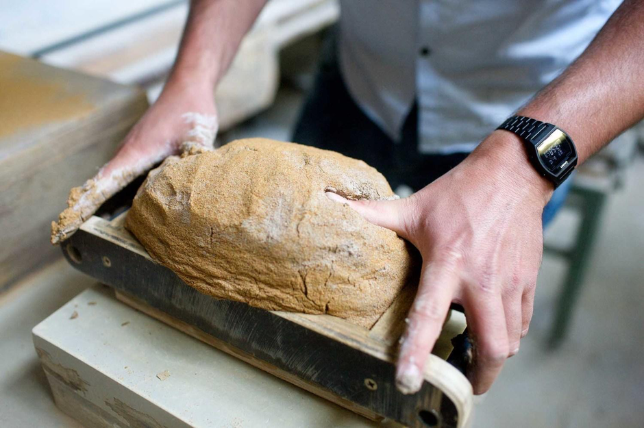 Estos genios del reciclaje convierten váteres y azulejos en ladrillos para casas ecológicas